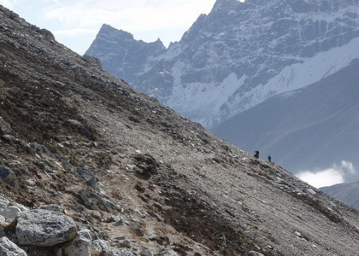 Everest Nangpa La Trekking – 20 Days